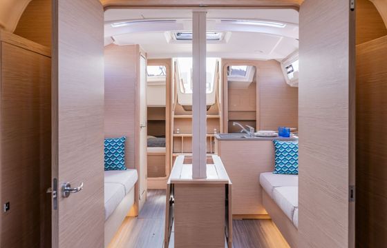 Sailboat Sunsail 37.3 10m