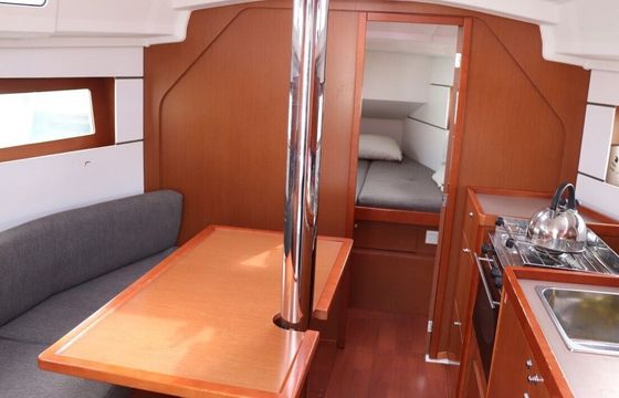 Sailboat Beneteau Oceanis 35 10.6m