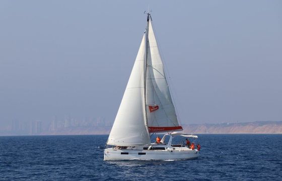 Sailboat Beneteau Oceanis 35 10.6m