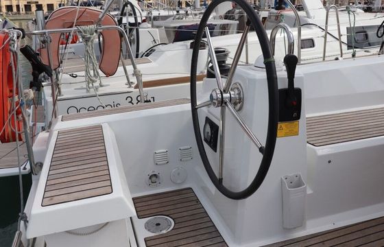Sailboat Beneteau Oceanis 35 10.6m