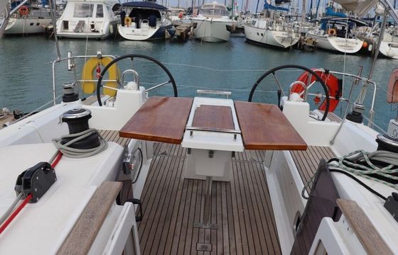 Sailboat Beneteau Oceanis 35 10.6m