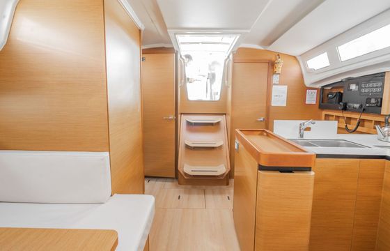 Sailboat Jeanneau Sun Odyssey 410 12m