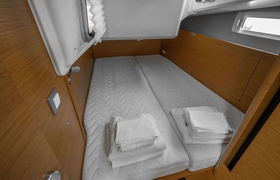 Sailboat Jeanneau Sun Odyssey 410 12m