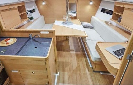 Sailboat JEANNEAU SUN ODYSSEY 319 9.8m