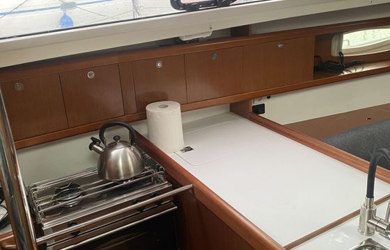 Sailboat Beneteau Oceanis 34 9.99m