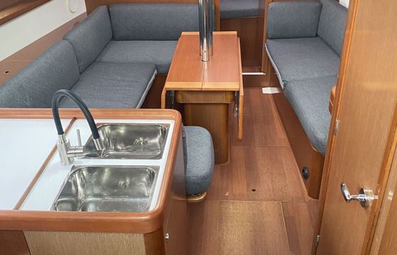 Sailboat Beneteau Oceanis 34 9.99m