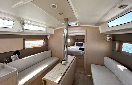 Sailboat Oceanis 38.1 11.8m