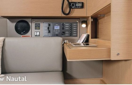 Sailboat BENETEAU Oceanis Exclusive 35.1 10.45m