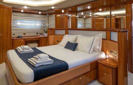 Motor yacht Ferretti 880