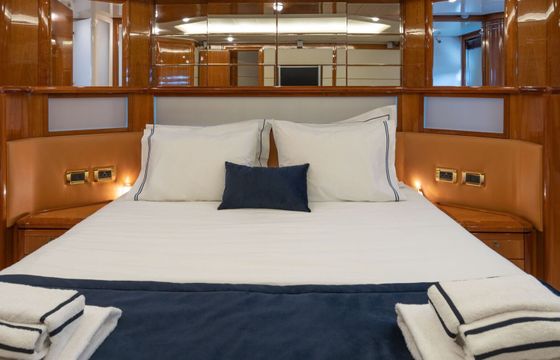 Motor yacht Ferretti 880