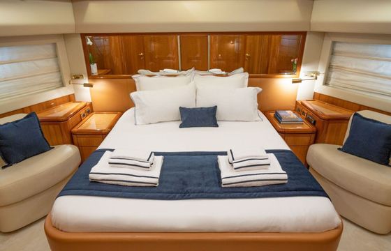 Motor yacht Ferretti 880