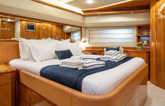 Motor yacht Ferretti 880
