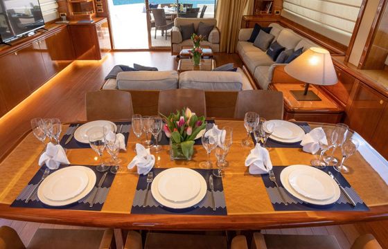 Motor yacht Ferretti 880