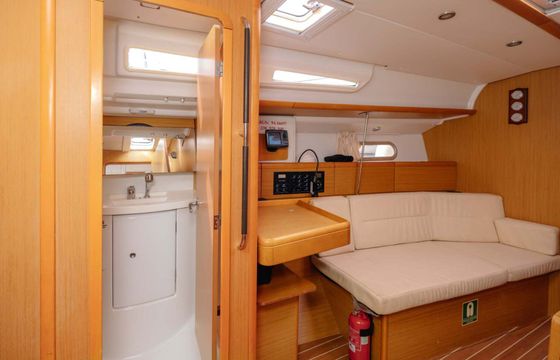 Sailboat Jeanneau Sun Odyssey 42i 12m