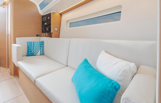 Sailboat Jeanneau Sun Odyssey 350 - 2 cab. 10m
