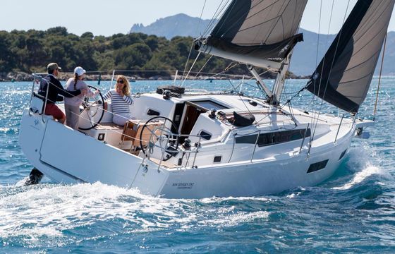 Sailboat Jeanneau Sun Odyssey 350 - 2 cab. 10m