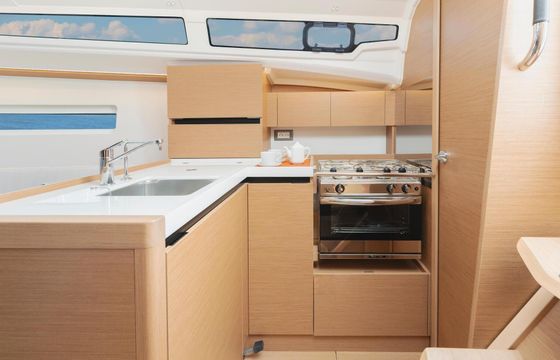 Sailboat Jeanneau Sun Odyssey 350 - 2 cab. 10m