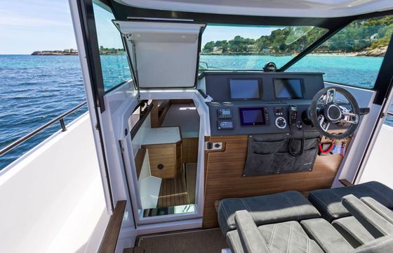 Motorboat Axopar 37XC Cross Cabin 600hp