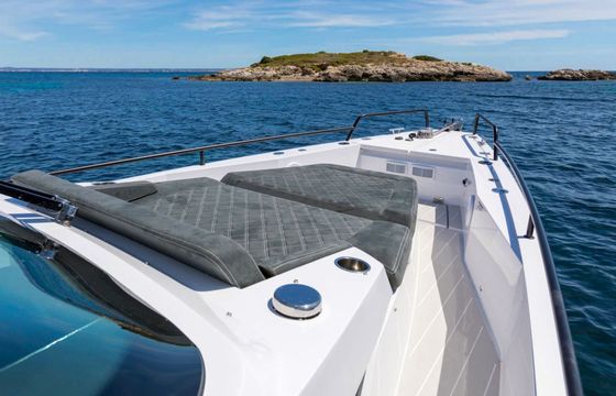 Motorboat Axopar 37XC Cross Cabin 600hp