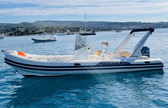 Motorboat Capelli Tempest 690 200hp