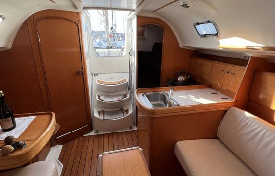 Sailboat 4 FIRST 31.7 (2 CAB) 9m