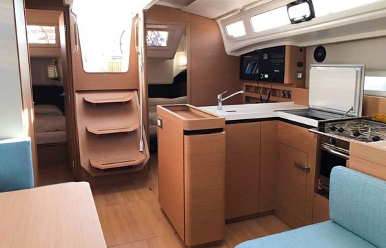 Sailboat Jeanneau Sun Odyssey 410 12.35m