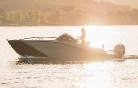 Motorboat clear aries 100hp