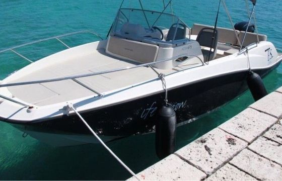 Motorboat Quicksilver Activ 675 Sundeck 200hp
