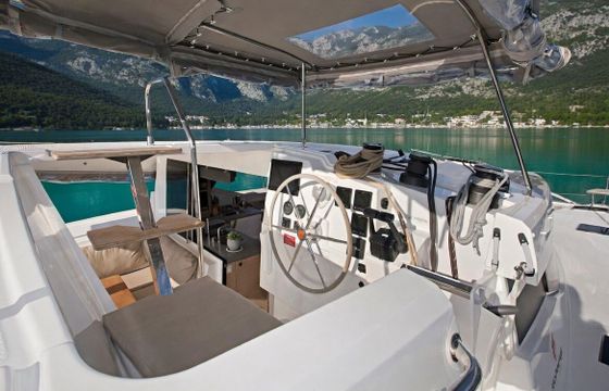 Catamaran Fountaine Pajot Lucia 40 12m