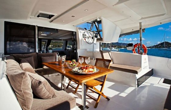 Catamaran Fountaine Pajot Lucia 40 12m