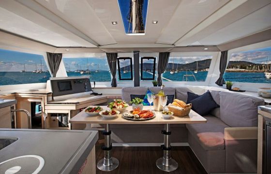 Catamaran Fountaine Pajot Lucia 40 12m
