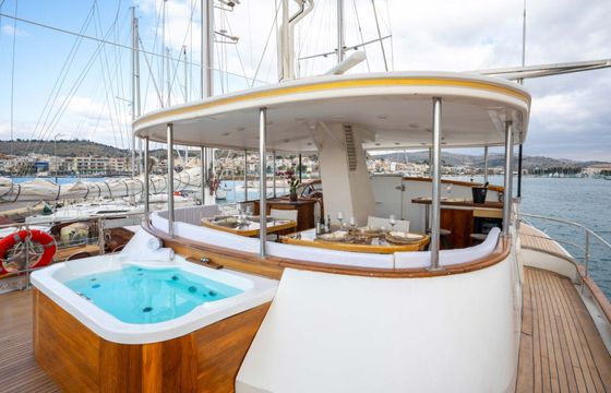 Motorboat CODECASA GENTLEMAN'S YACHT 874hp
