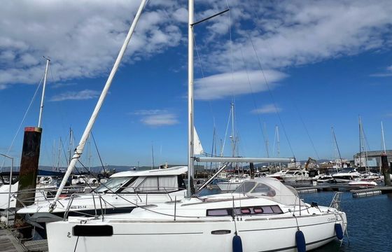 Sailboat Beneteau Oceanis 31 10m