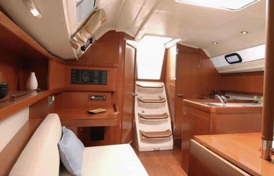 Sailboat Beneteau Oceanis 31 10m
