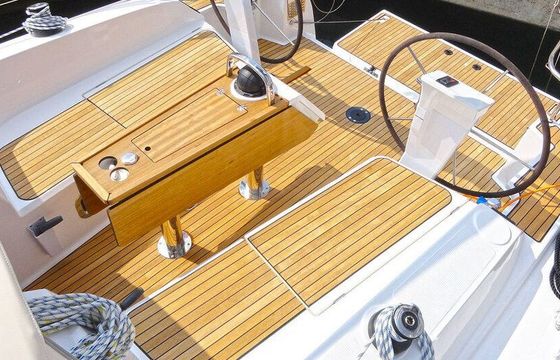Sailboat BAVARIA 37 CRUISER 11m