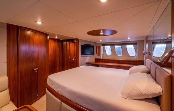 Motor yacht Sunseeker Predator 62 1600hp