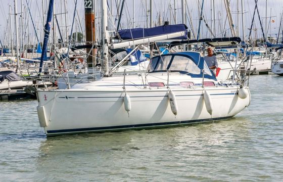 Sailboat BAVARIA 30 CRUISER 9.7m