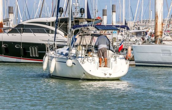 Sailboat BAVARIA 30 CRUISER 9.7m