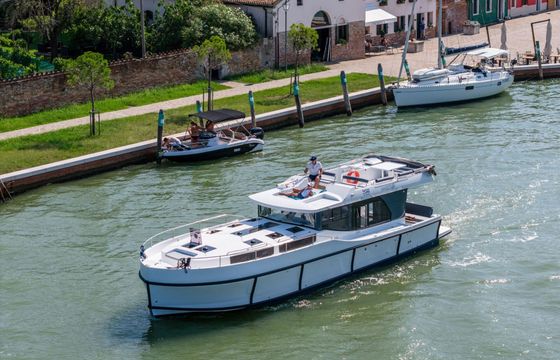 Motorboat Houseboat Poseidon 45 65hp
