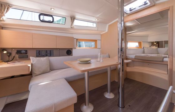 Sailboat BENETEAU OCEANIS 38.1 11.5m