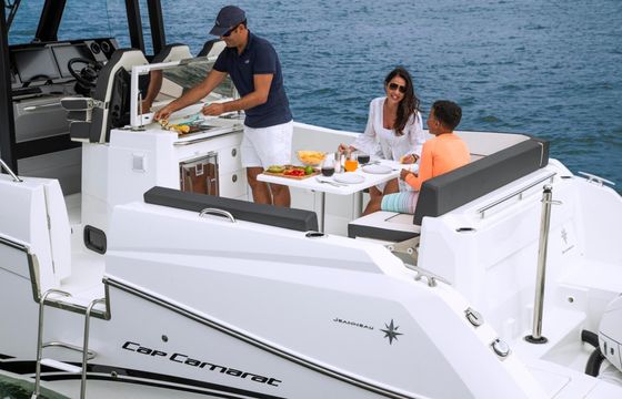 Motorboat Jeanneau CAP CAMARAT 10.50 CC 700hp
