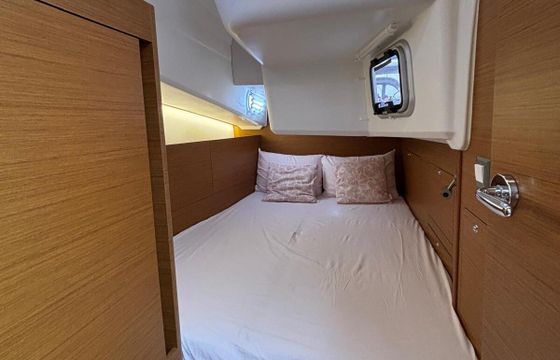 Sailboat Jeanneau Sun Odyssey 410 12.35m