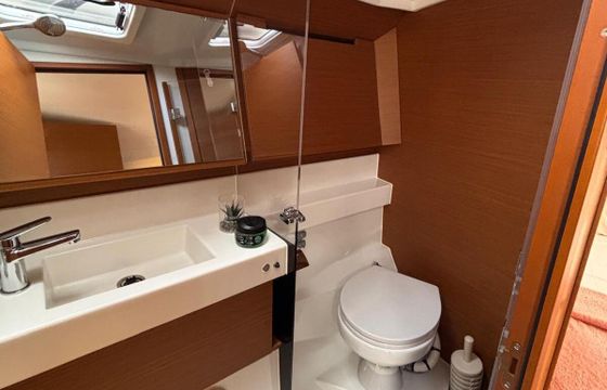 Sailboat Jeanneau Sun Odyssey 410 12.35m