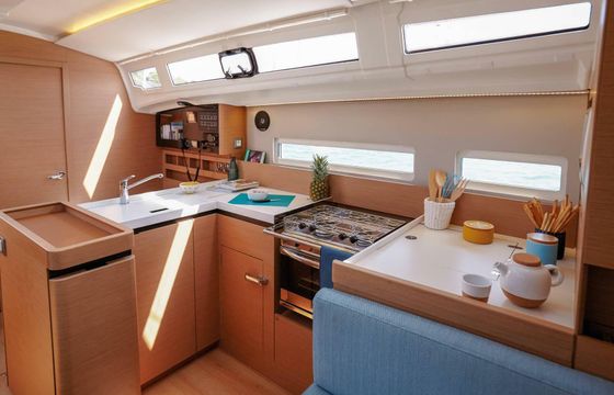 Sailboat Jeanneau Sun Odyssey 410 12.35m
