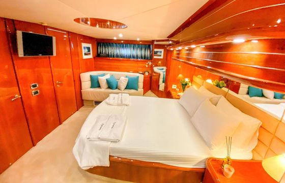 Motor yacht Sunseeker 64 ft Sleek Design Yacht 1200hp