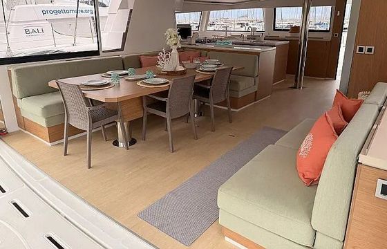 Catamaran Bali 5.4 italy 16m