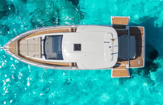 Motorboat Jeanneau DB 37 660hp