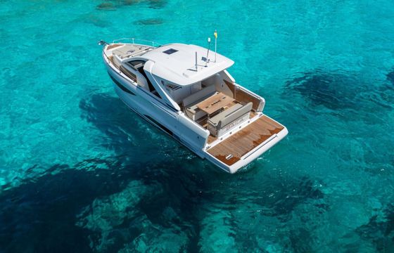 Motorboat Jeanneau DB 37 660hp
