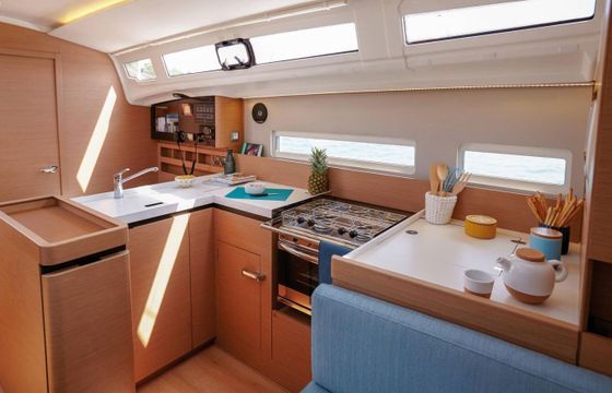 Sailboat Jeanneau Sun Odyssey 410 12.34m