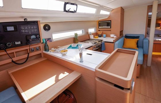 Sailboat Jeanneau Sun Odyssey 410 12.34m